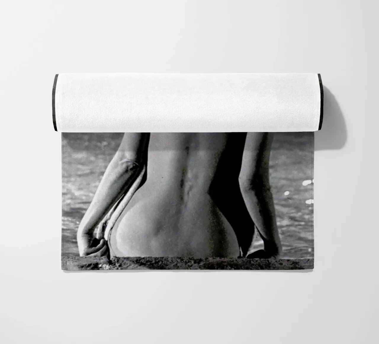 Marilyn Monroe, poolside telo mare da Gallery Print and Art Limited