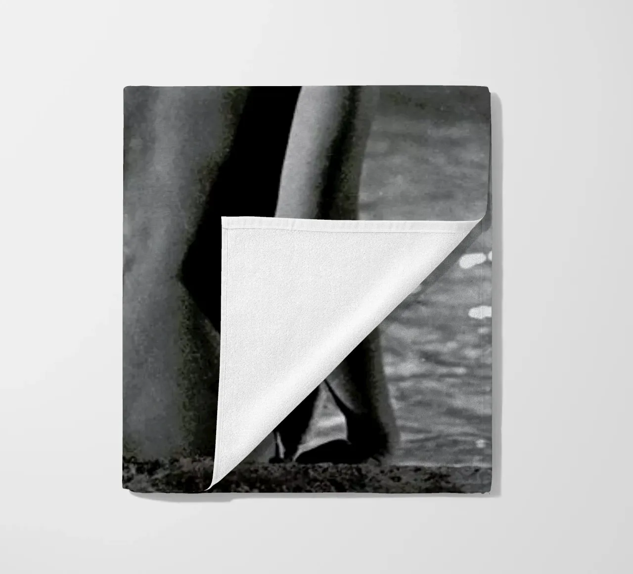 Marilyn Monroe, poolside telo mare da Gallery Print and Art Limited