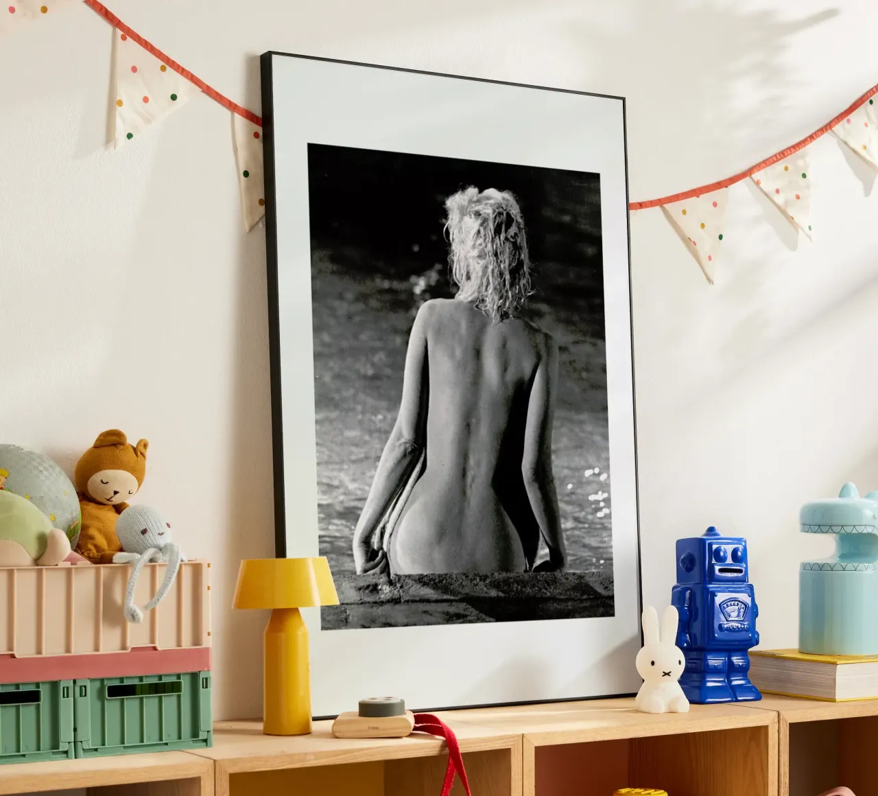 Marilyn Monroe, poolside Alu-Dibond von Gallery Print and Art Limited