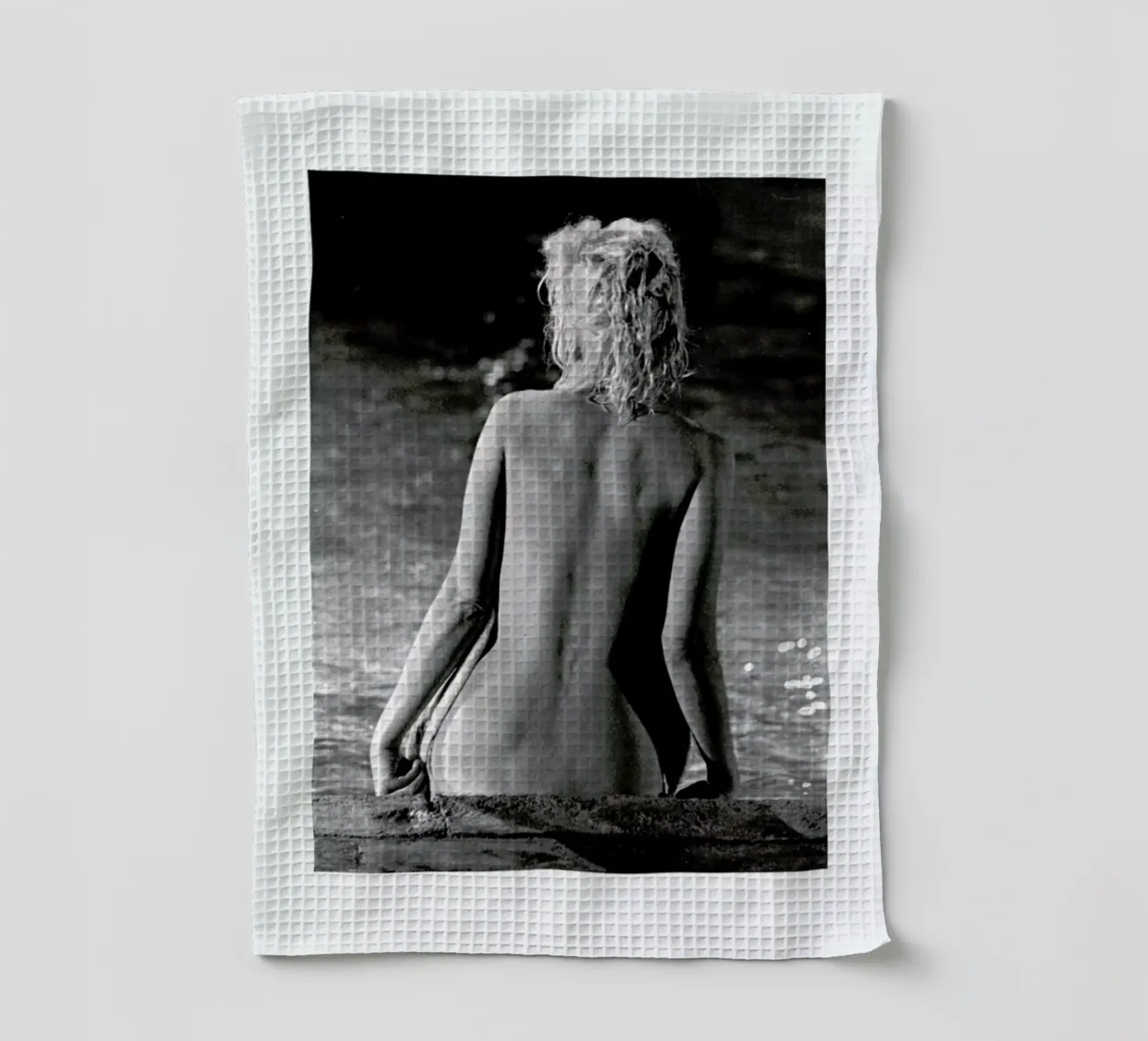 Marilyn Monroe, poolside torchon de Gallery Print and Art Limited