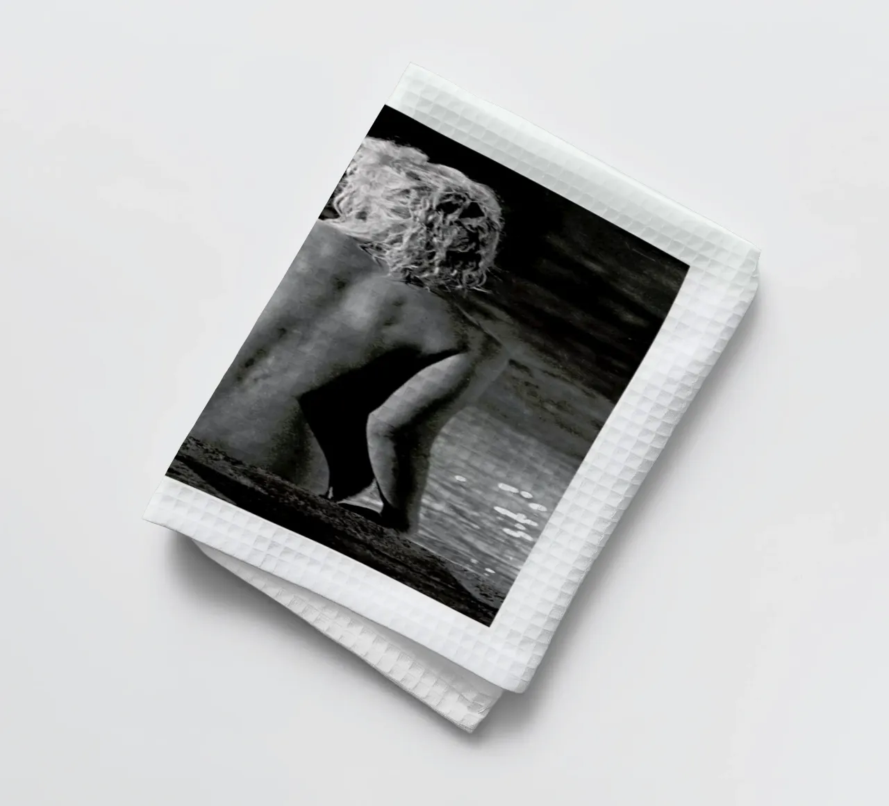 Marilyn Monroe, poolside torchon de Gallery Print and Art Limited