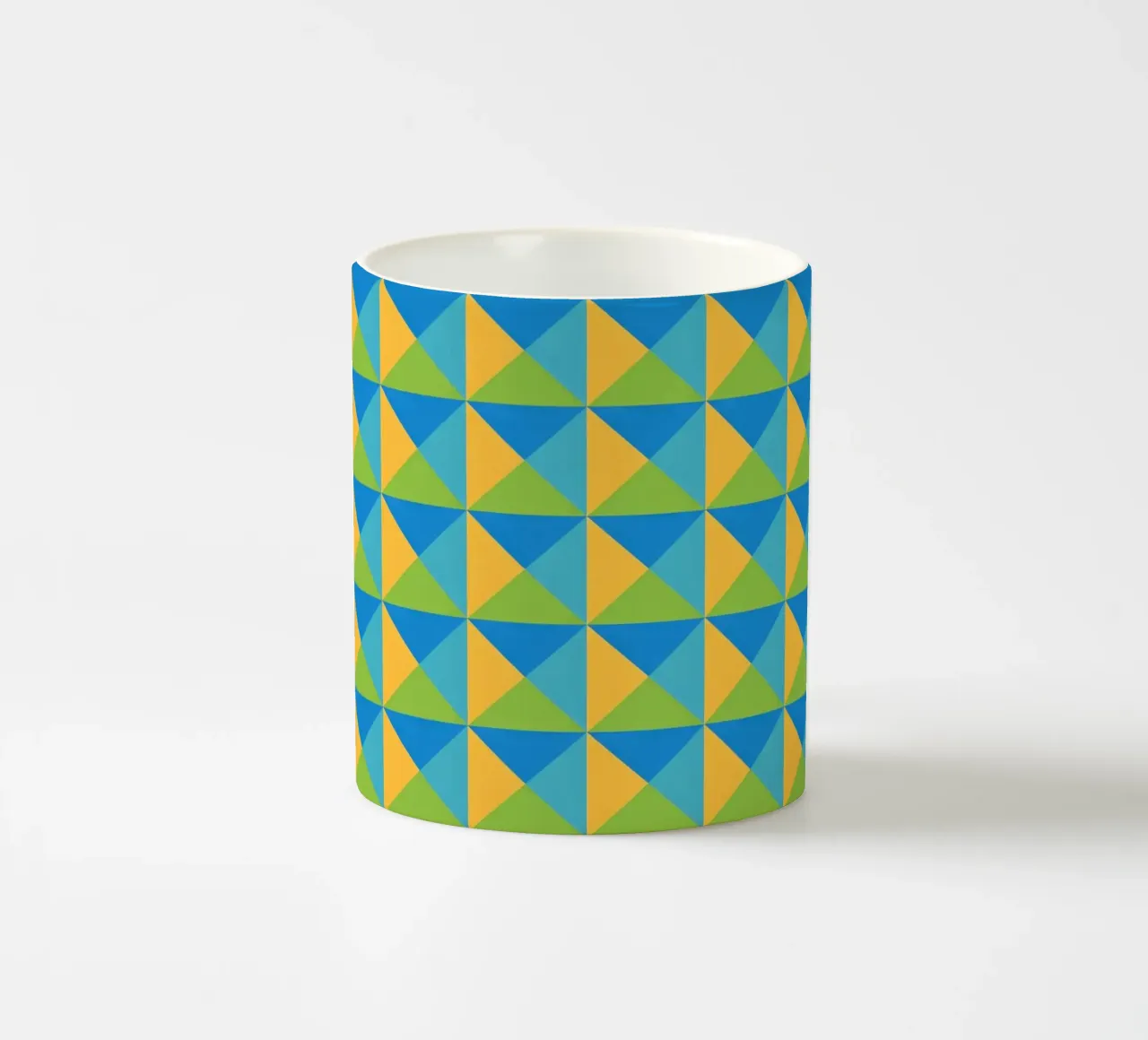 Design primaverile, colori giallo, verde, blu, forma geometrica tazza in ceramica da CreatedbySon