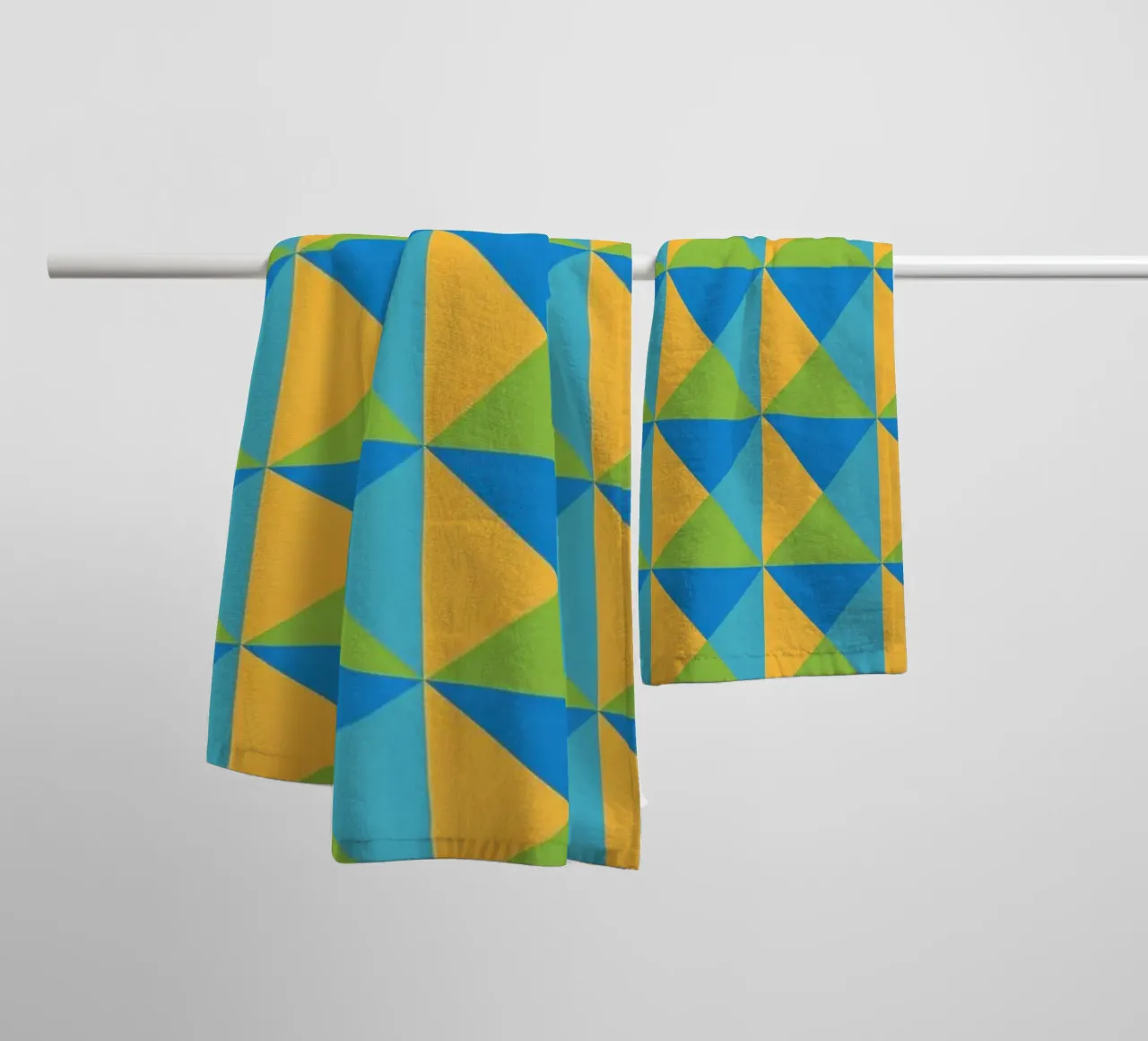 Motif printanier, couleurs jaune, vert, bleu, forme géométrique serviette de bain de CreatedbySon