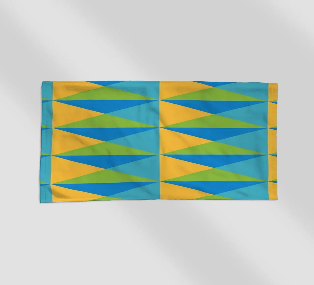 Design primaverile, colori giallo, verde, blu, forma geometrica telo mare da CreatedbySon
