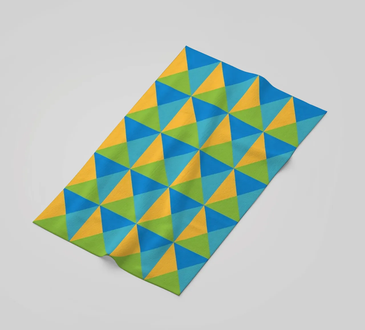 Design primaverile, colori giallo, verde, blu, forma geometrica telo mare da CreatedbySon