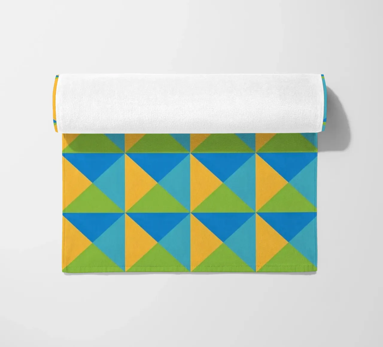 Design primaverile, colori giallo, verde, blu, forma geometrica telo mare da CreatedbySon