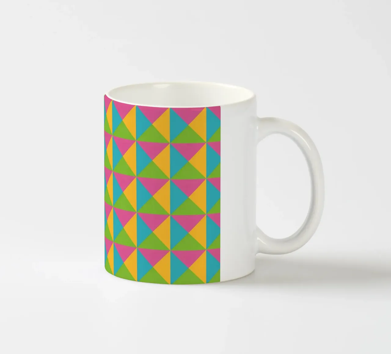 Design primaverile, colori giallo, verde, blu, forma geometrica tazza in ceramica da CreatedbySon