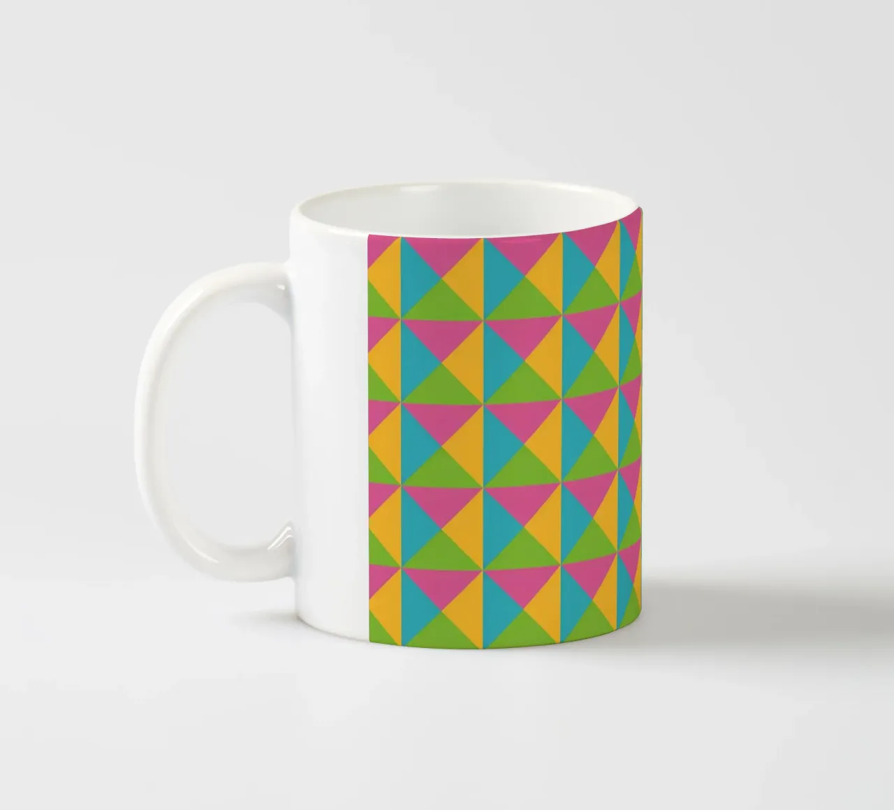 Design primaverile, colori giallo, verde, blu, forma geometrica tazza in ceramica da CreatedbySon