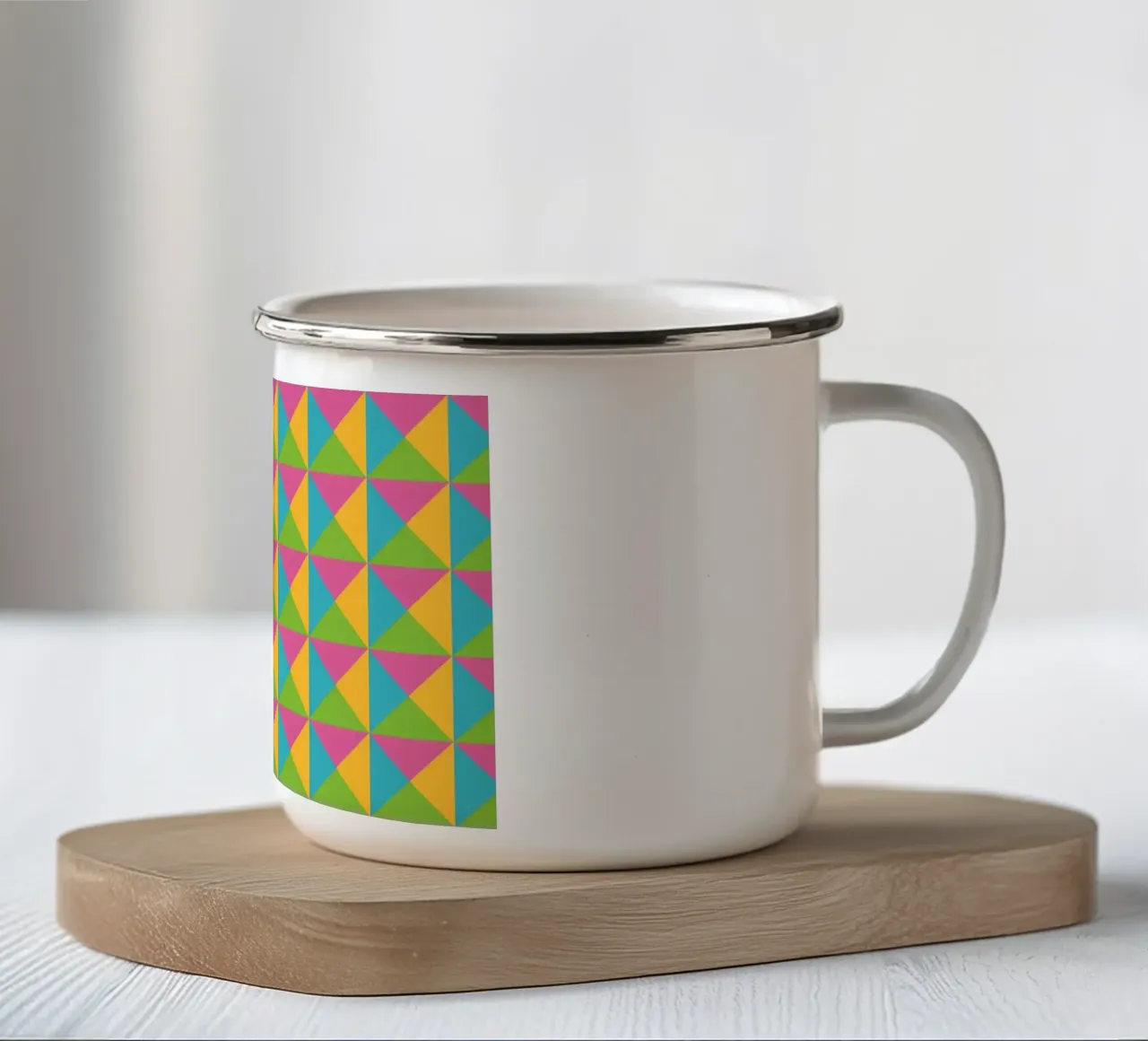 Design primaverile, colori giallo, verde, blu, forma geometrica tazza in smalto da CreatedbySon