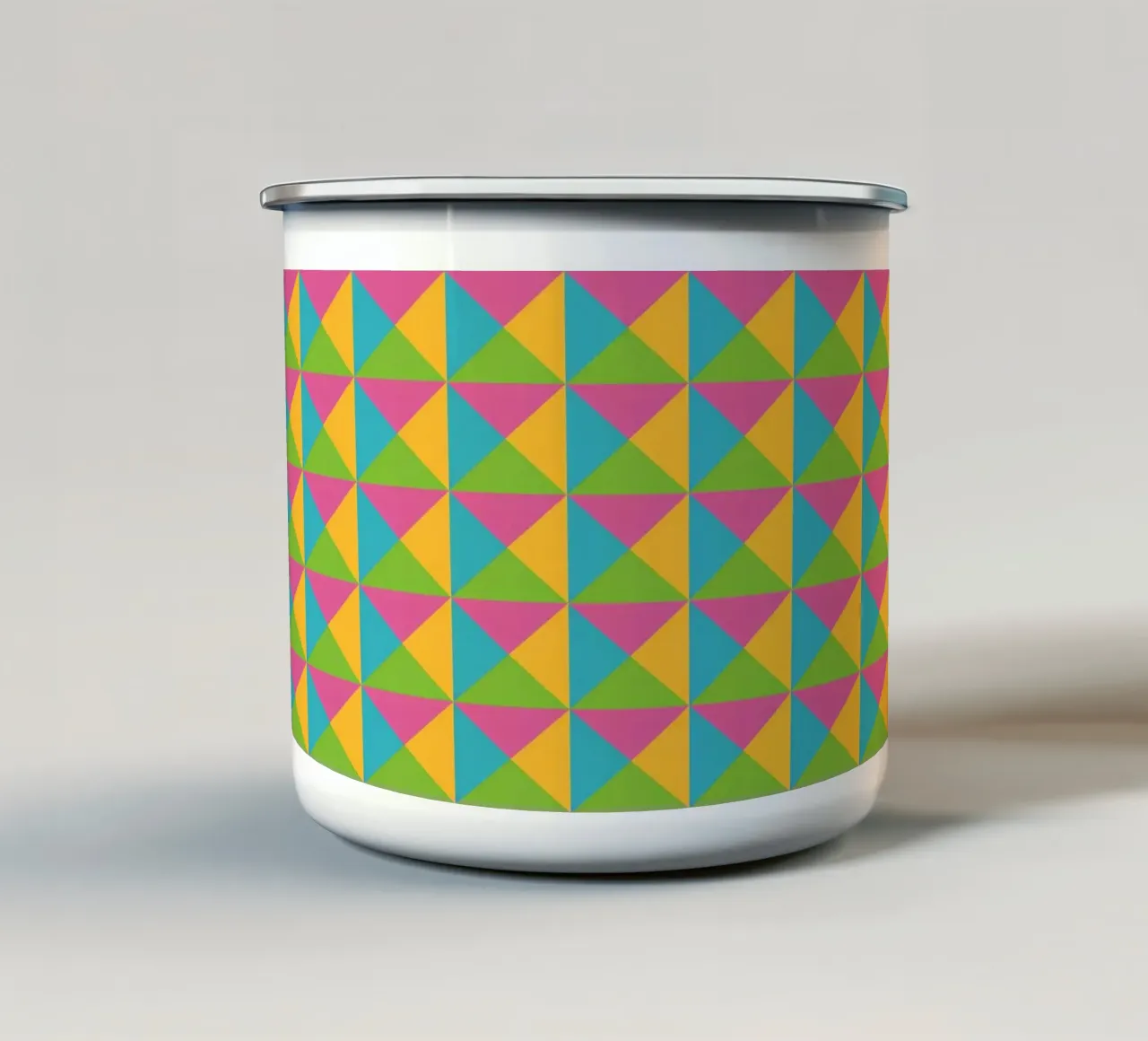 Design primaverile, colori giallo, verde, blu, forma geometrica tazza in smalto da CreatedbySon