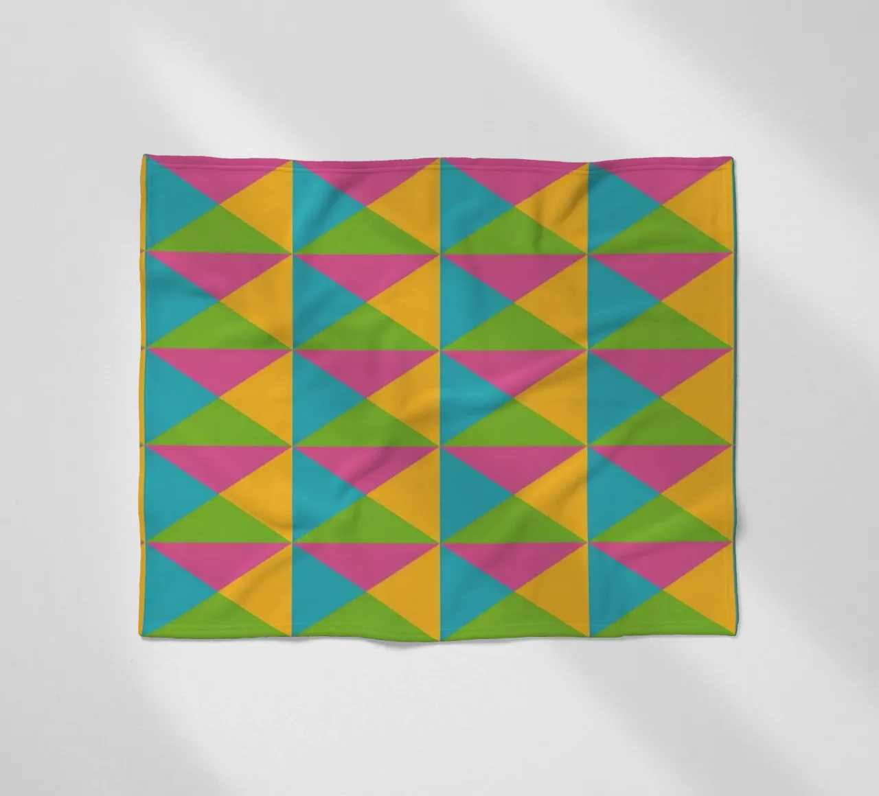 Design primaverile, colori giallo, verde, blu, forma geometrica coperta in pile da CreatedbySon