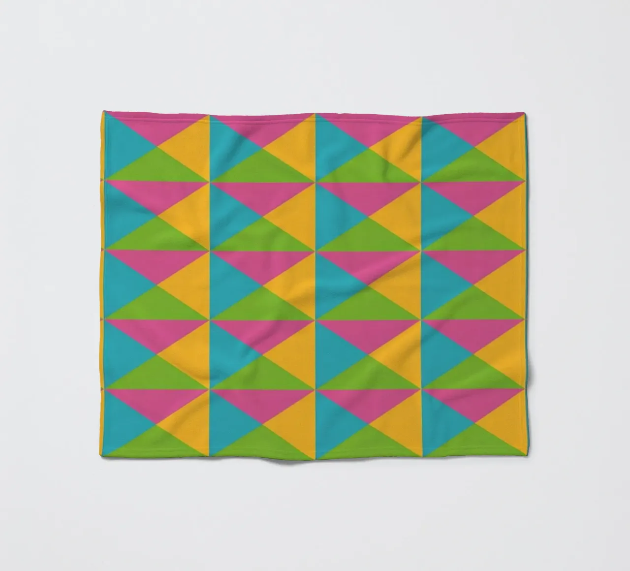Design primaverile, colori giallo, verde, blu, forma geometrica coperta in pile da CreatedbySon