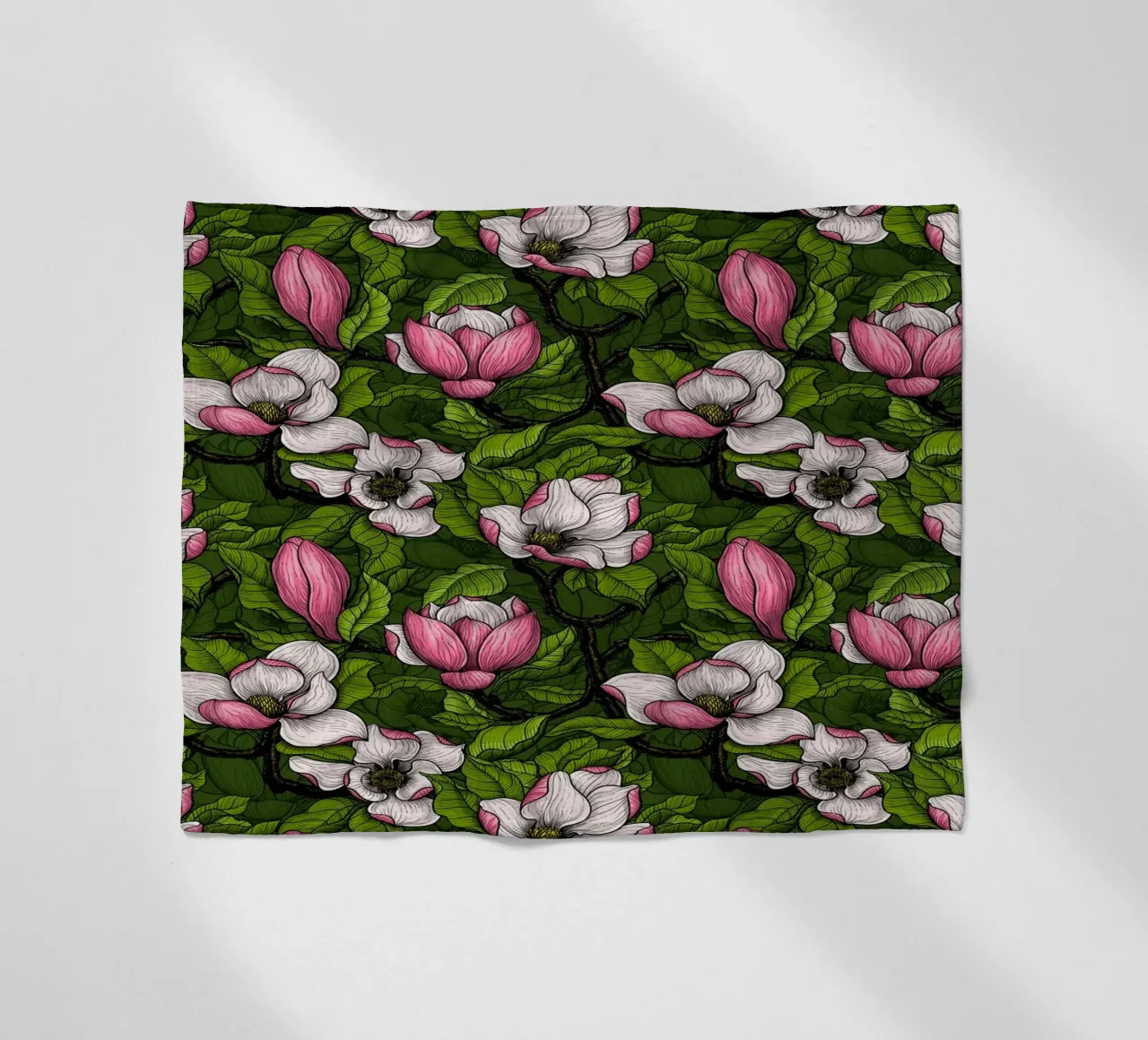 Magnolia in fiore coperta in pile da Painted Nature