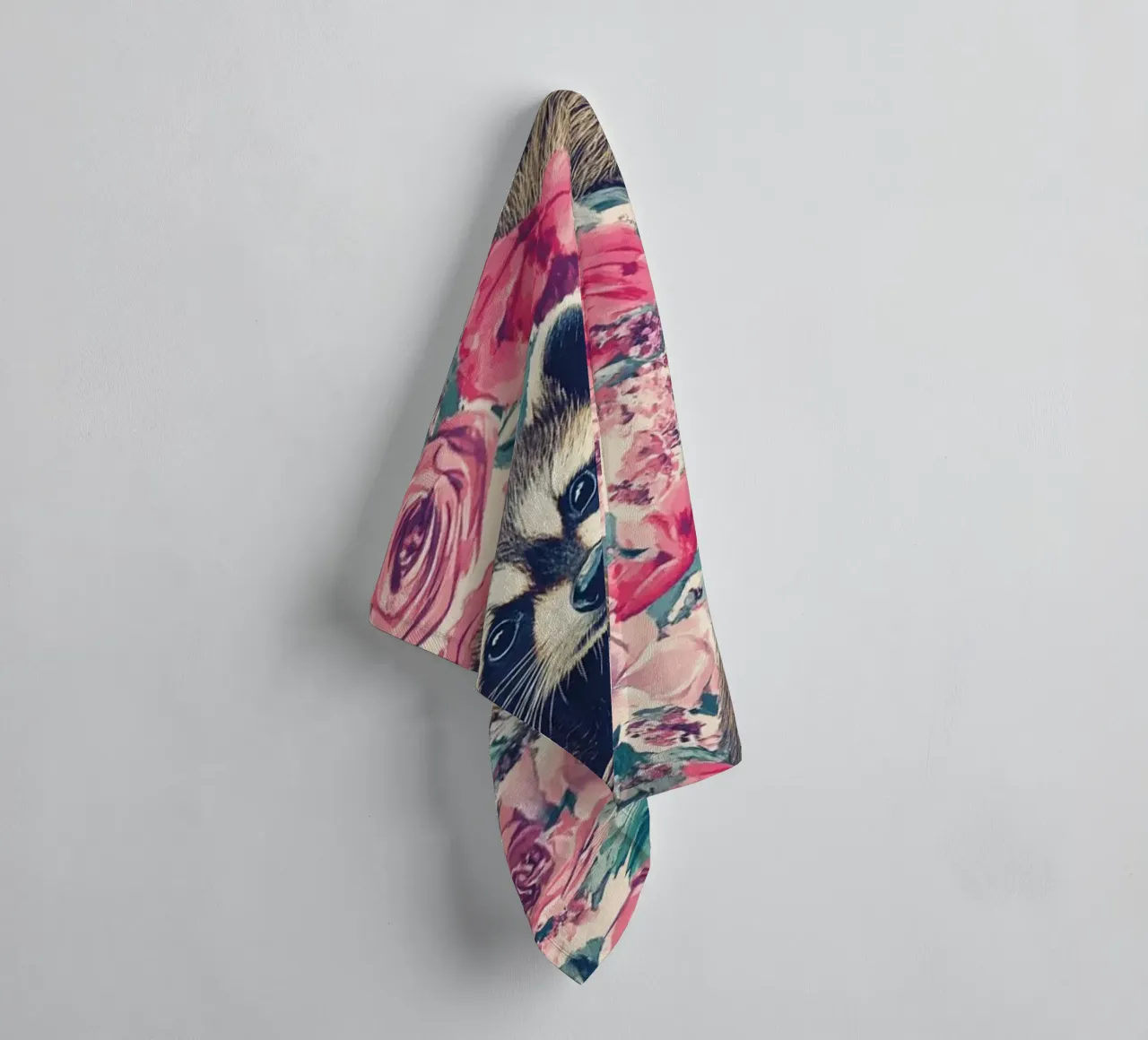 Racoons and Roses asciugamano da bagno da Sunflower Soul Studio