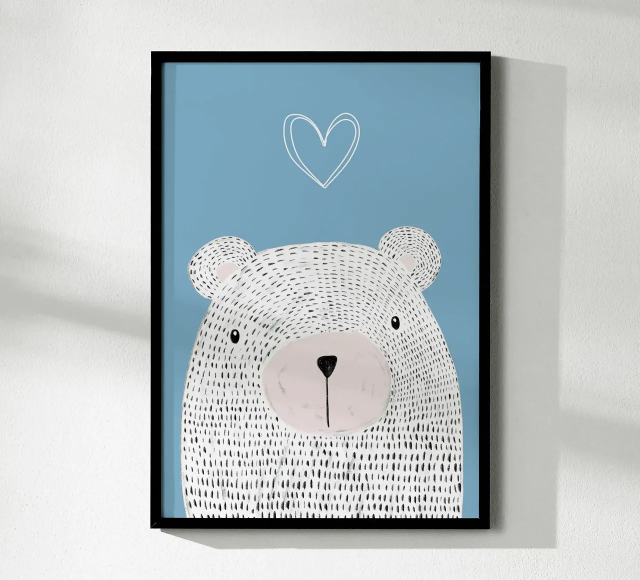 Kleiner Bär mit Herz poster con telaio in legno da BAINAI KIDS