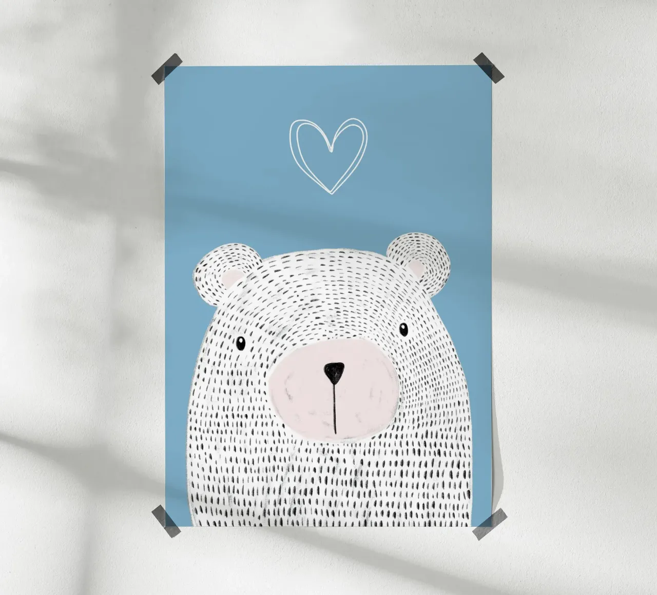Kleiner Bär mit Herz poster con telaio in legno da BAINAI KIDS