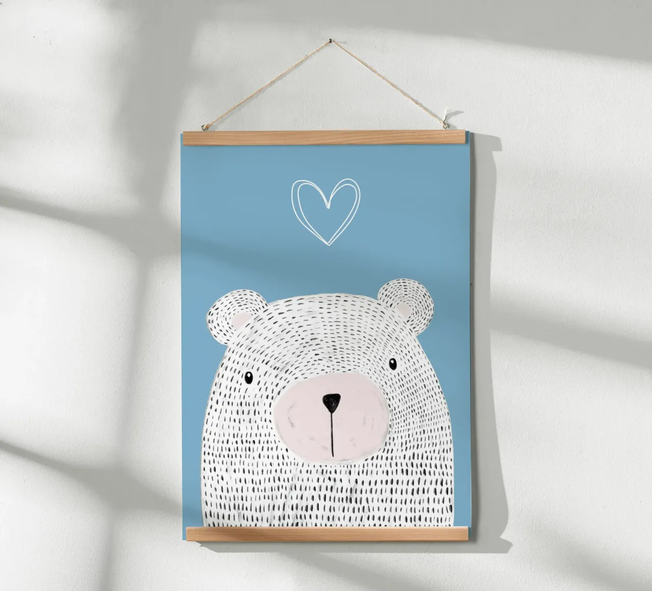 Kleiner Bär mit Herz poster con telaio in legno da BAINAI KIDS