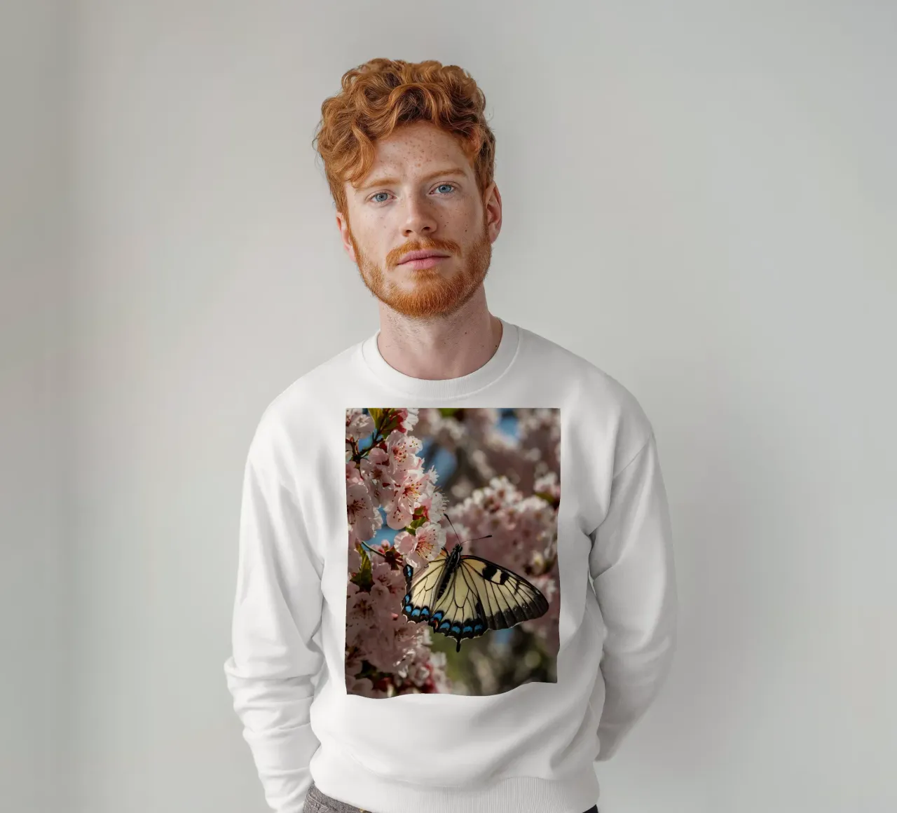Una bellissima farfalla che si posa sui fiori di ciliegio in fiore felpa da DesignDoodle