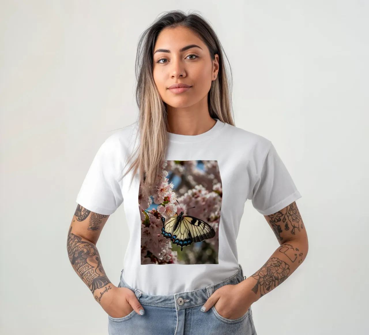 Una bellissima farfalla che si posa sui fiori di ciliegio in fiore t-shirt da DesignDoodle