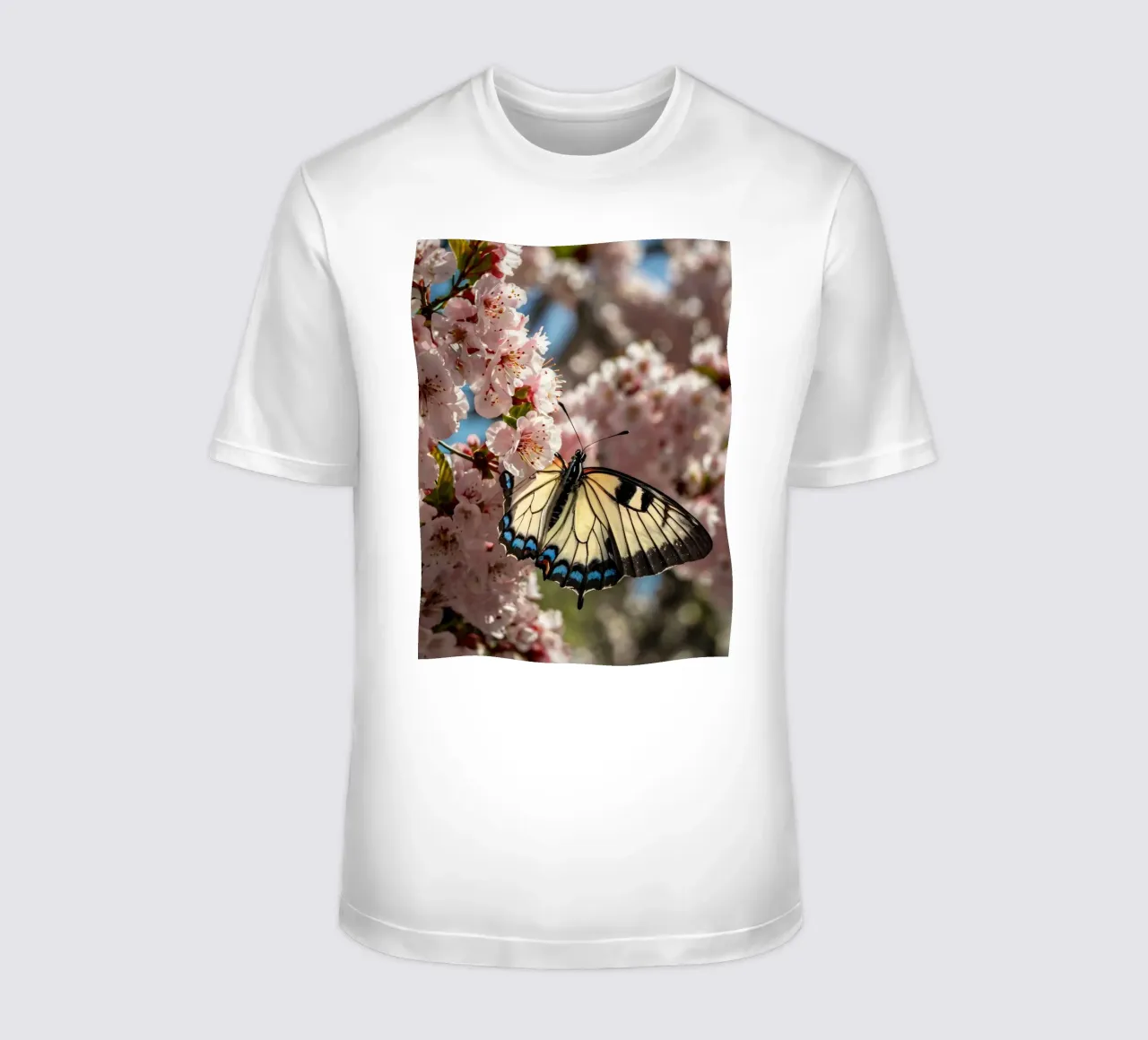 Una bellissima farfalla che si posa sui fiori di ciliegio in fiore t-shirt da DesignDoodle