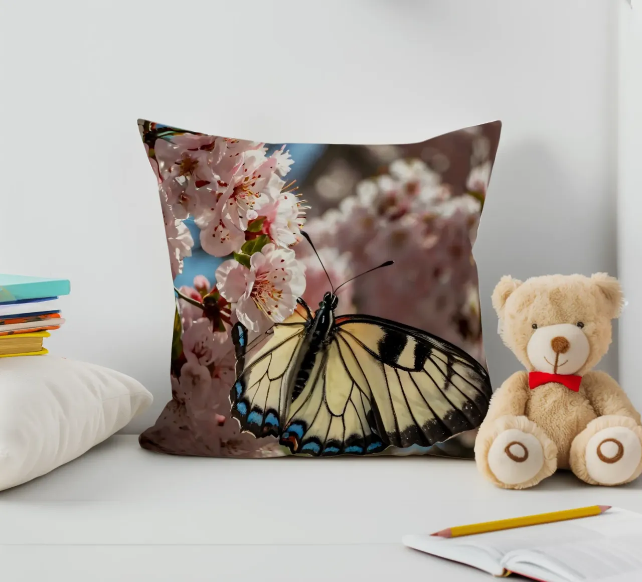 Una bellissima farfalla che si posa sui fiori di ciliegio in fiore cuscino da DesignDoodle