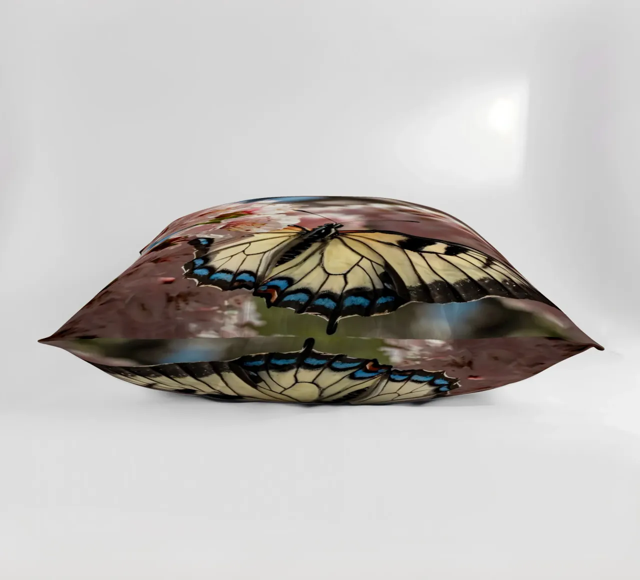 Una bellissima farfalla che si posa sui fiori di ciliegio in fiore cuscino da DesignDoodle