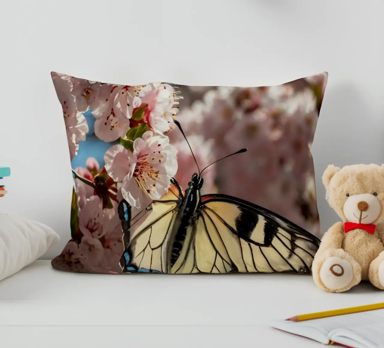 Una bellissima farfalla che si posa sui fiori di ciliegio in fiore cuscino da DesignDoodle