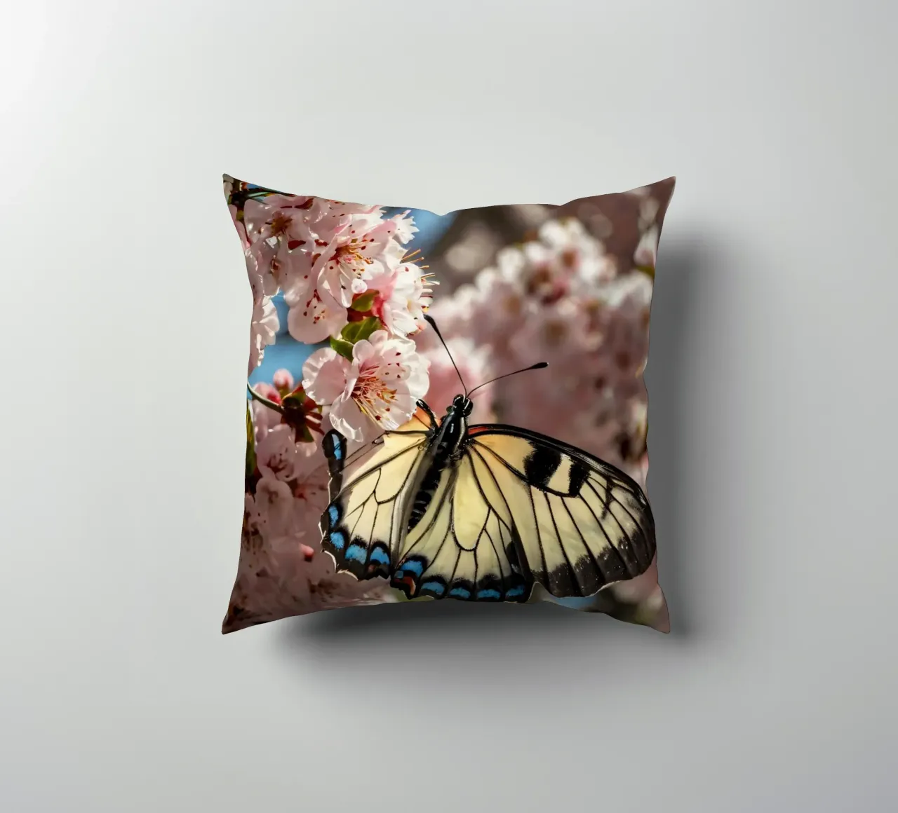 Una bellissima farfalla che si posa sui fiori di ciliegio in fiore cuscino da DesignDoodle