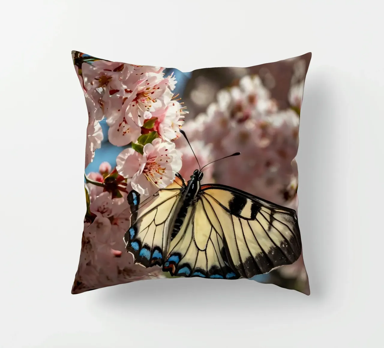 Una bellissima farfalla che si posa sui fiori di ciliegio in fiore cuscino da DesignDoodle