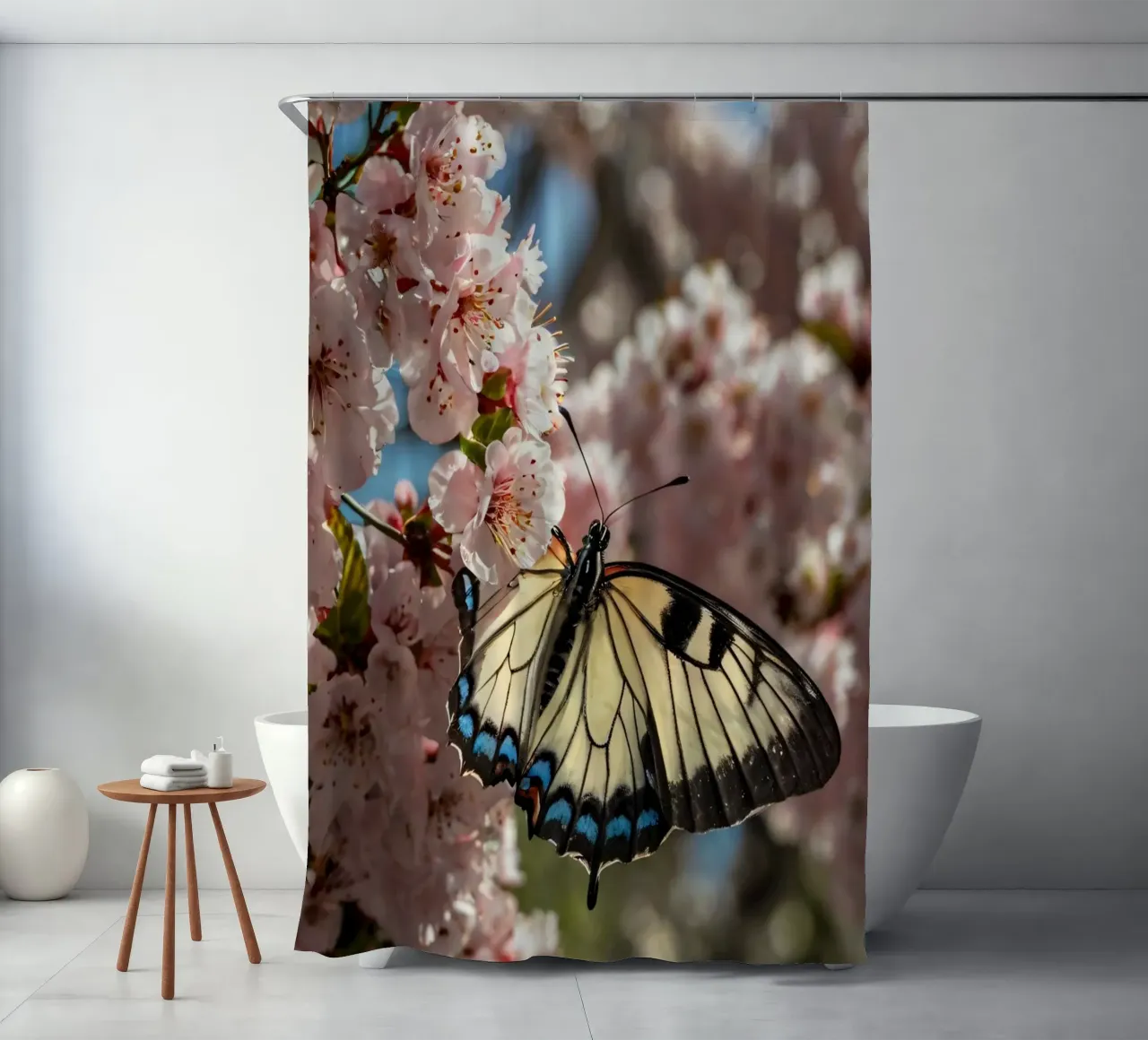 Una bellissima farfalla che si posa sui fiori di ciliegio in fiore tenda da doccia da DesignDoodle