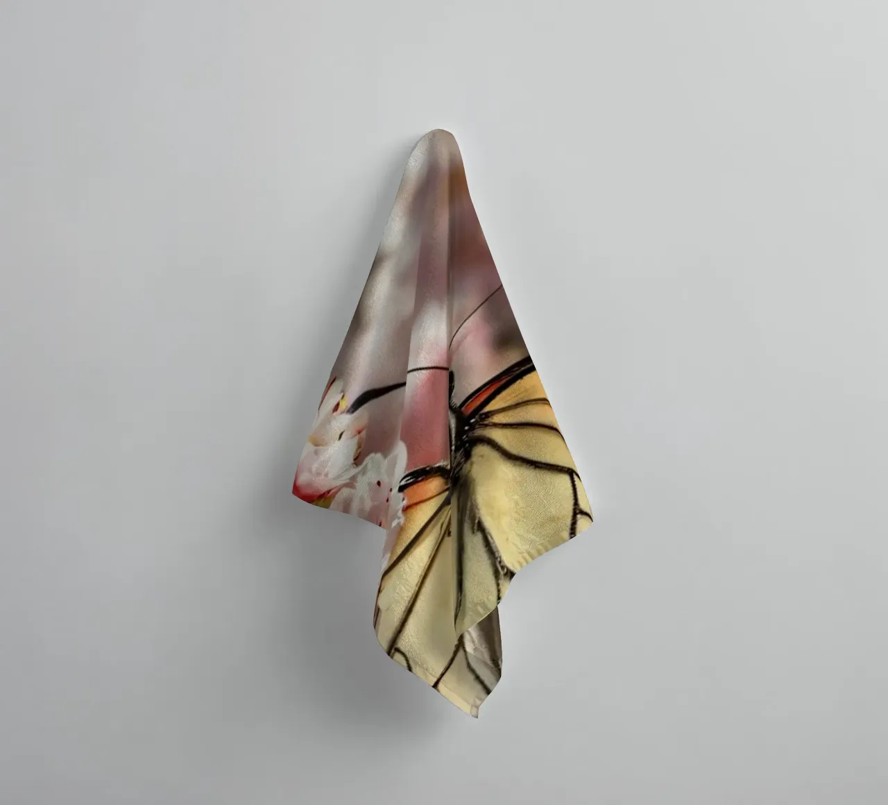Una bellissima farfalla che si posa sui fiori di ciliegio in fiore asciugamano da bagno da DesignDoodle
