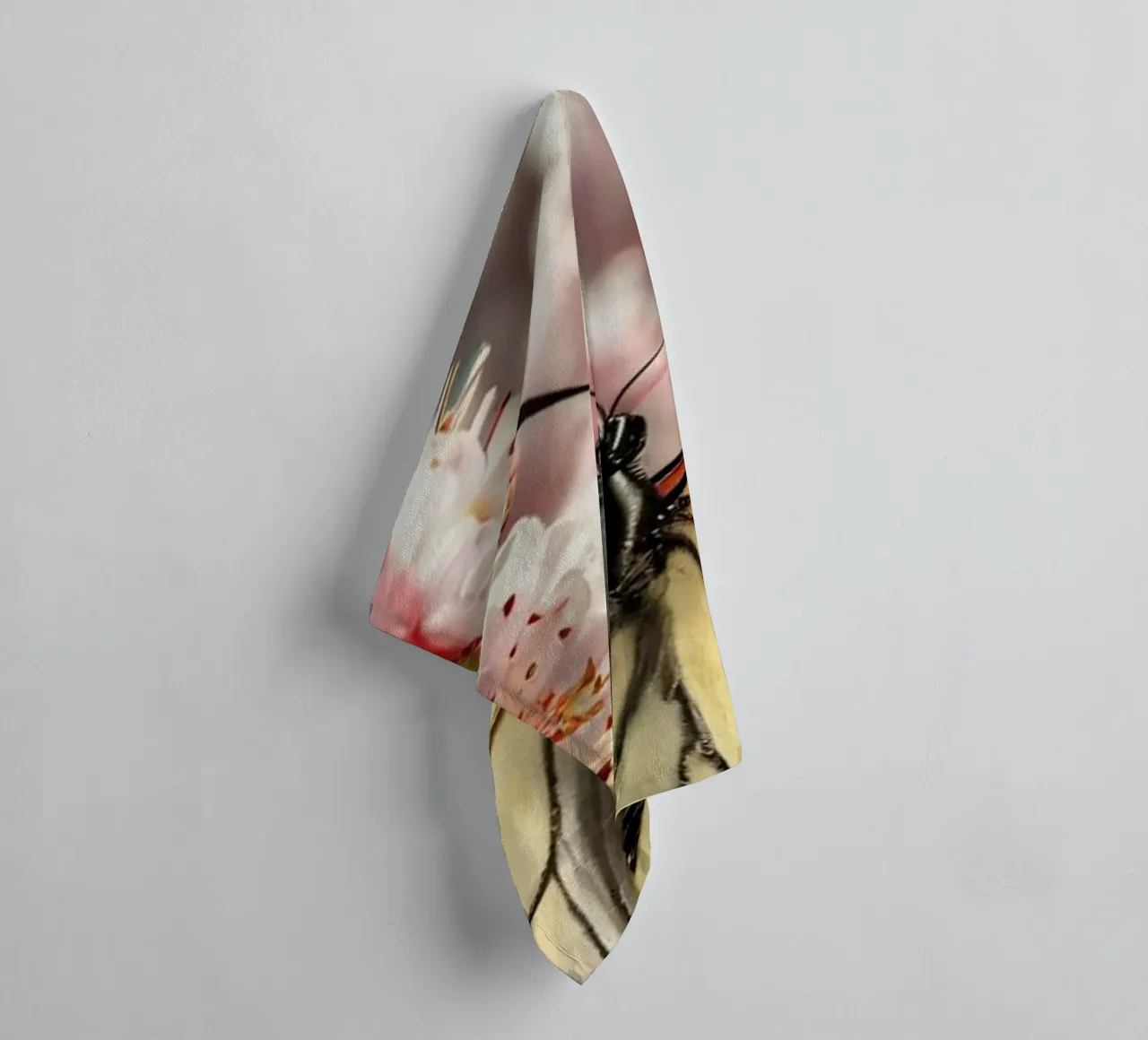 Una bellissima farfalla che si posa sui fiori di ciliegio in fiore asciugamano da bagno da DesignDoodle