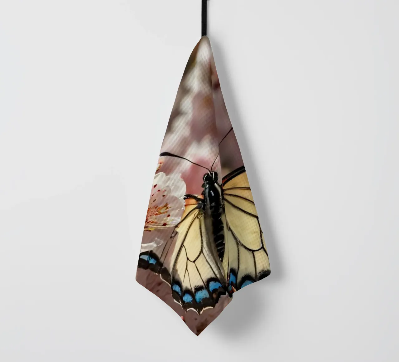 Una bellissima farfalla che si posa sui fiori di ciliegio in fiore canovaccio da cucina da DesignDoodle