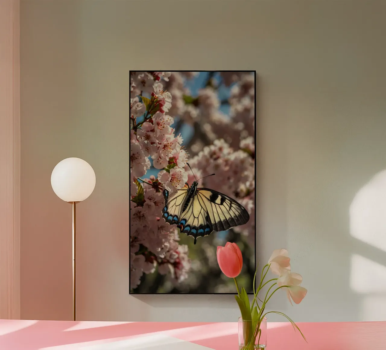 Una bellissima farfalla che si posa sui fiori di ciliegio in fiore plexiglass da DesignDoodle