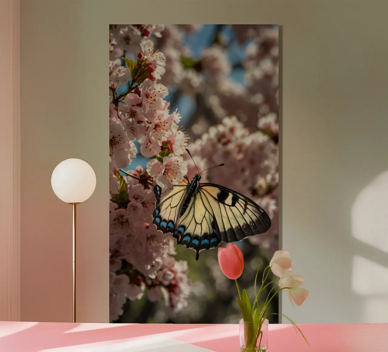 Una bellissima farfalla che si posa sui fiori di ciliegio in fiore plexiglass da DesignDoodle