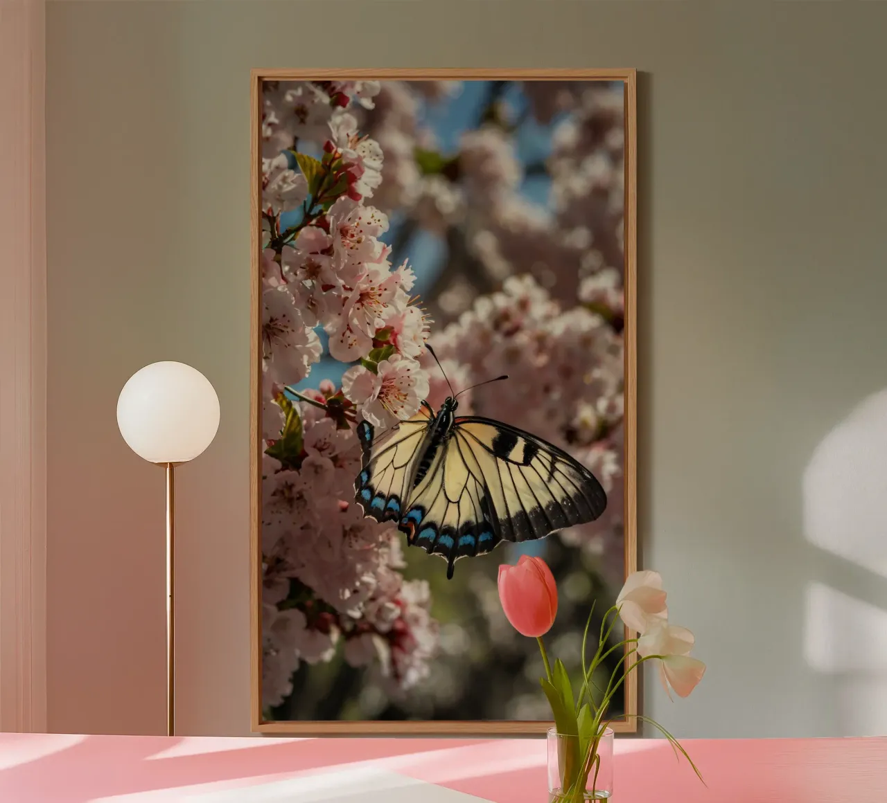 Una bellissima farfalla che si posa sui fiori di ciliegio in fiore alluminio dibond da DesignDoodle