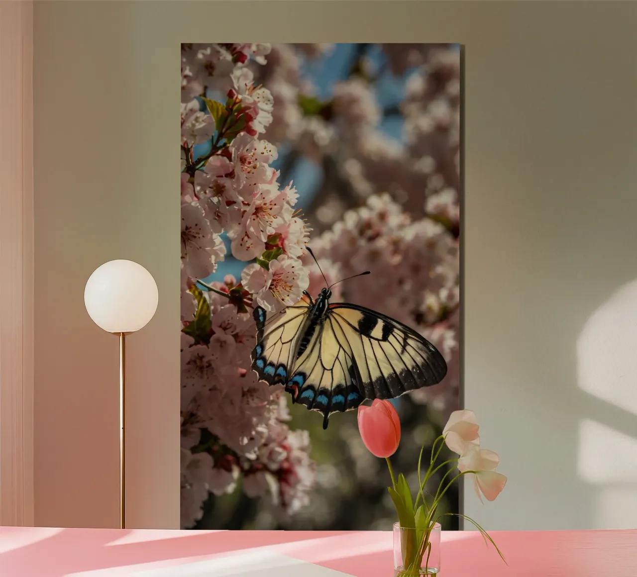 Una bellissima farfalla che si posa sui fiori di ciliegio in fiore alluminio dibond da DesignDoodle