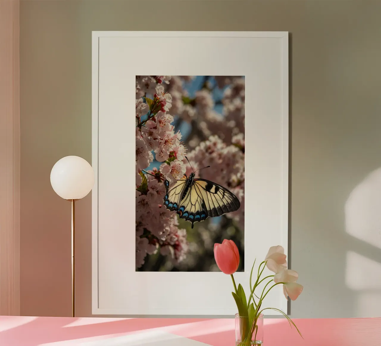 Una bellissima farfalla che si posa sui fiori di ciliegio in fiore carta hahnemühle da DesignDoodle