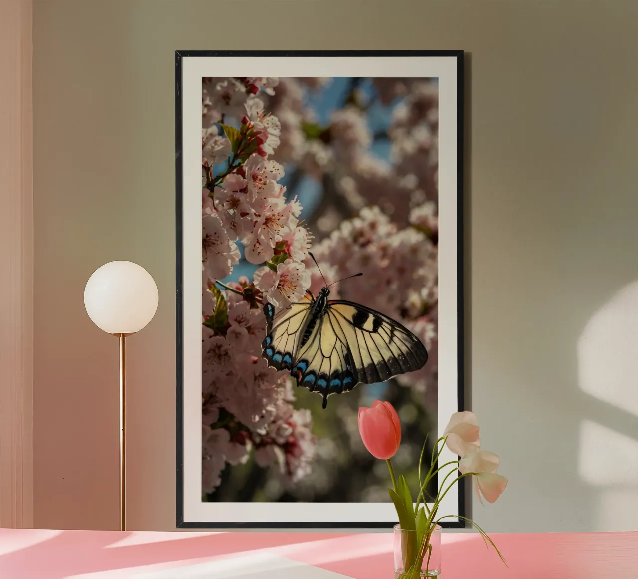 Una bellissima farfalla che si posa sui fiori di ciliegio in fiore carta hahnemühle da DesignDoodle