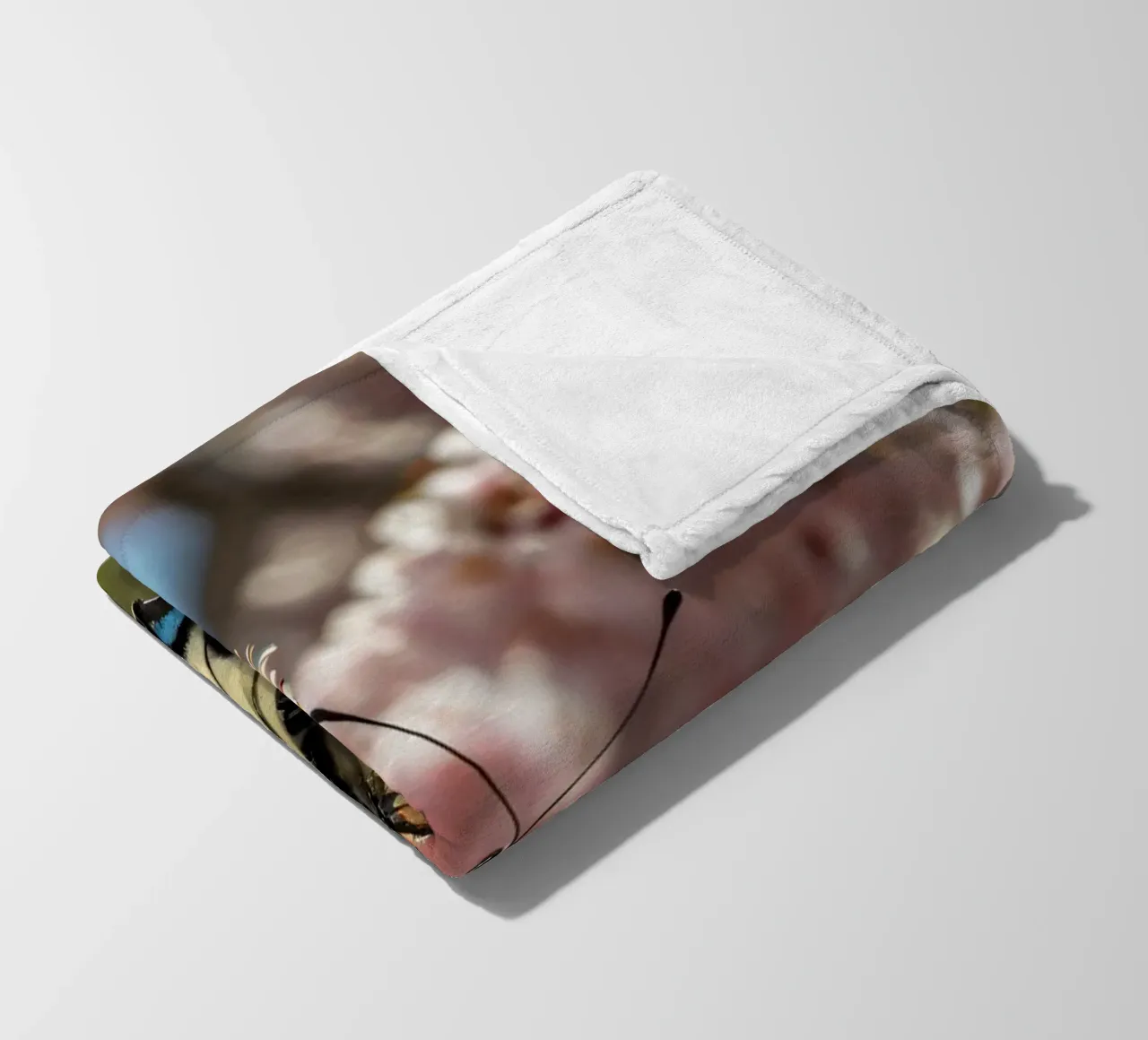 Una bellissima farfalla che si posa sui fiori di ciliegio in fiore coperta in pile da DesignDoodle