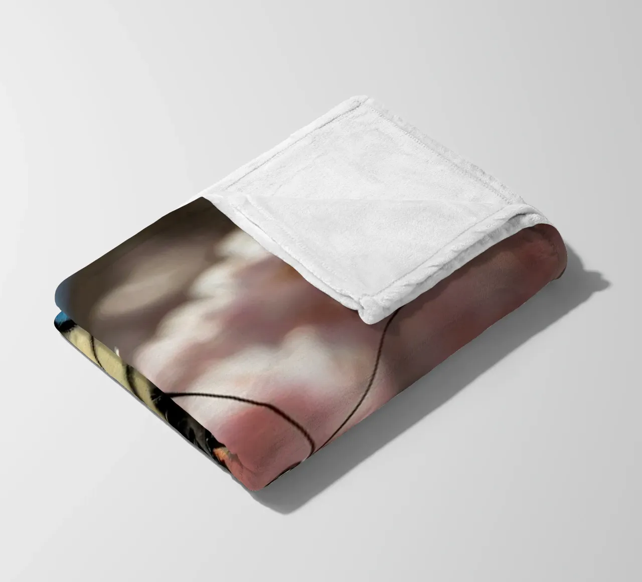 Una bellissima farfalla che si posa sui fiori di ciliegio in fiore coperta in pile da DesignDoodle