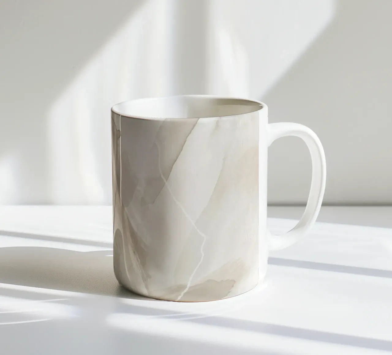 Penseelstreken beige tinten 2 keramische mok van NouveauPrints