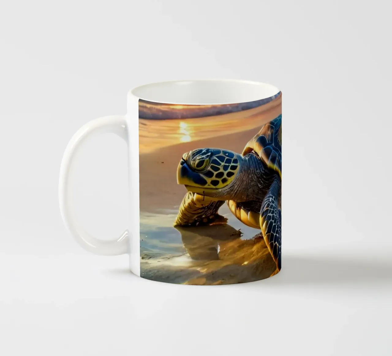 Een zeeschildpad duikt op uit de oceaan bij zonsondergang zandstrand keramische mok van DesignDoodle