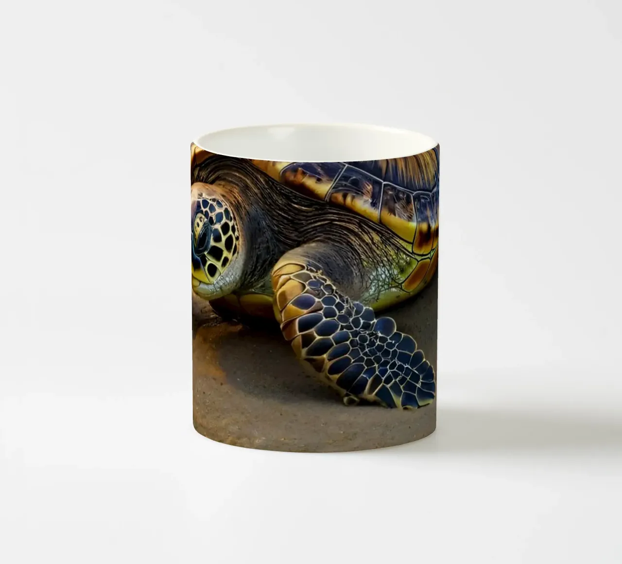 Una tartaruga marina che striscia sulla spiaggia sabbiosa durante una colorata tazza in ceramica da DesignDoodle
