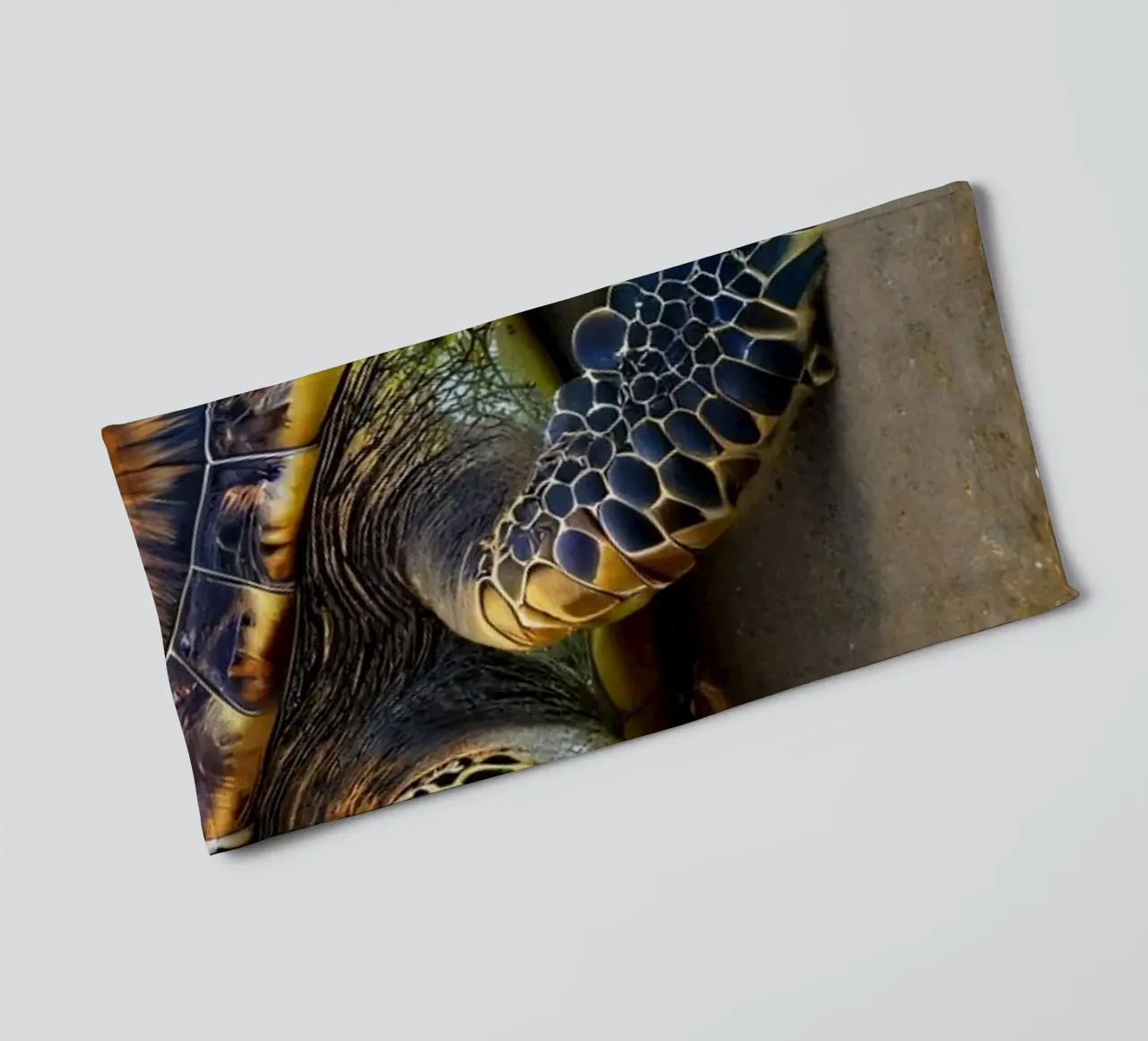 Une tortue de mer rampant sur la plage de sable lors d'une journée colorée. serviette de bain de DesignDoodle