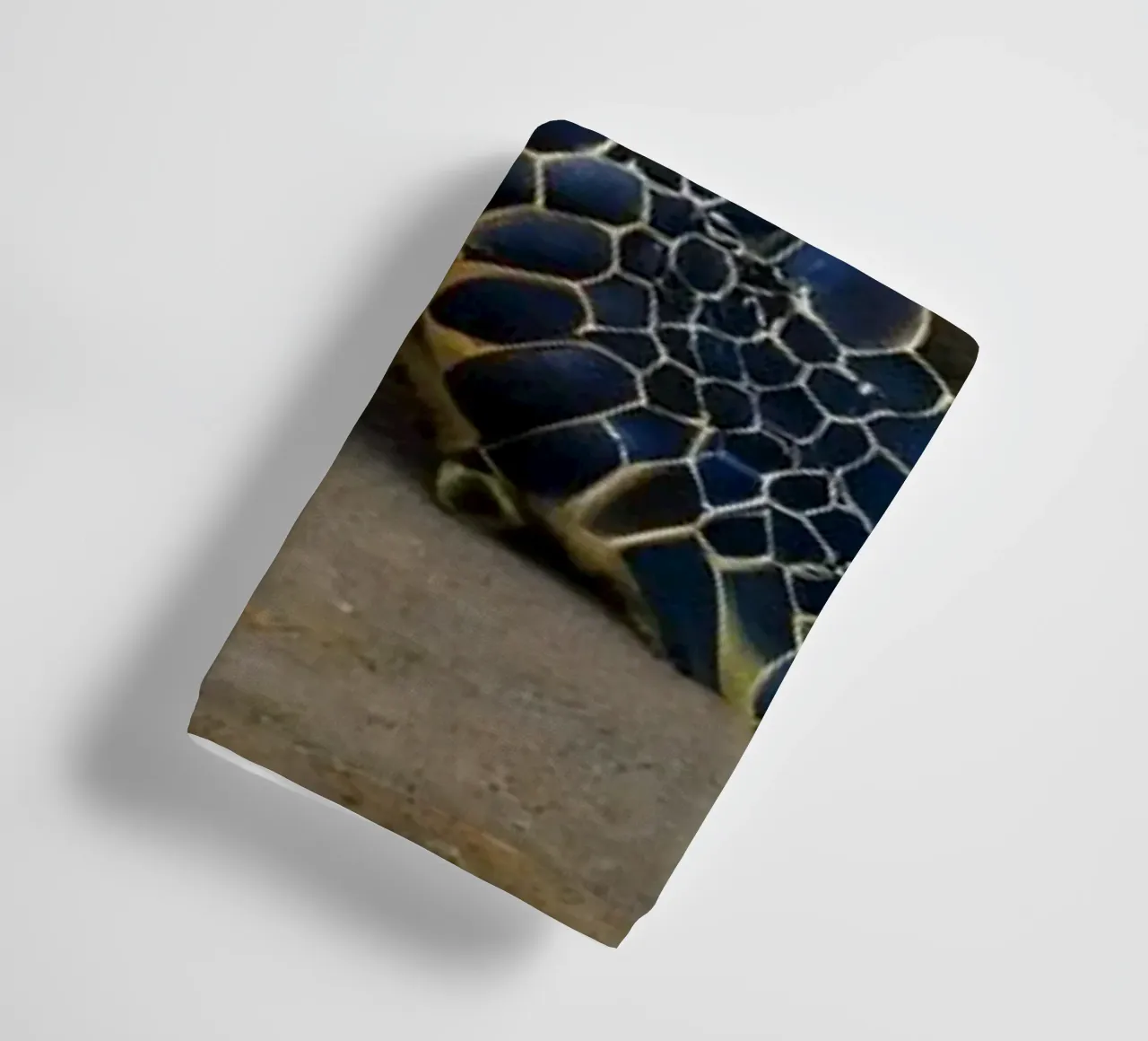 Une tortue de mer rampant sur la plage de sable lors d'une journée colorée. serviette de bain de DesignDoodle
