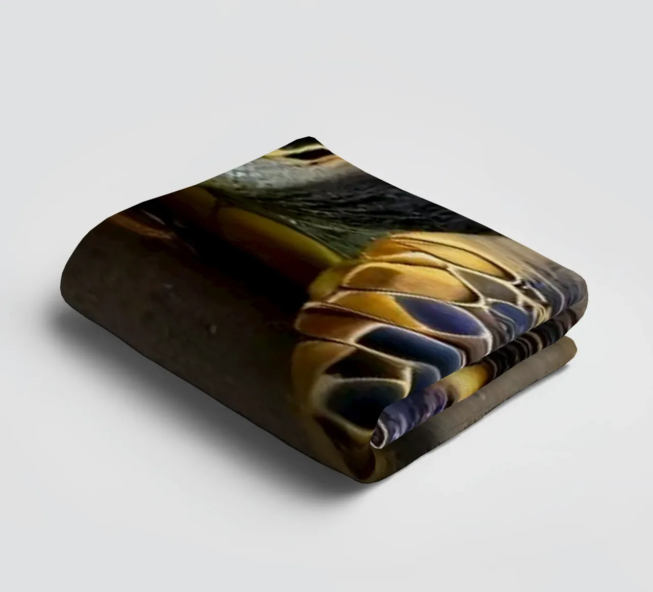 Une tortue de mer rampant sur la plage de sable lors d'une journée colorée. serviette de bain de DesignDoodle