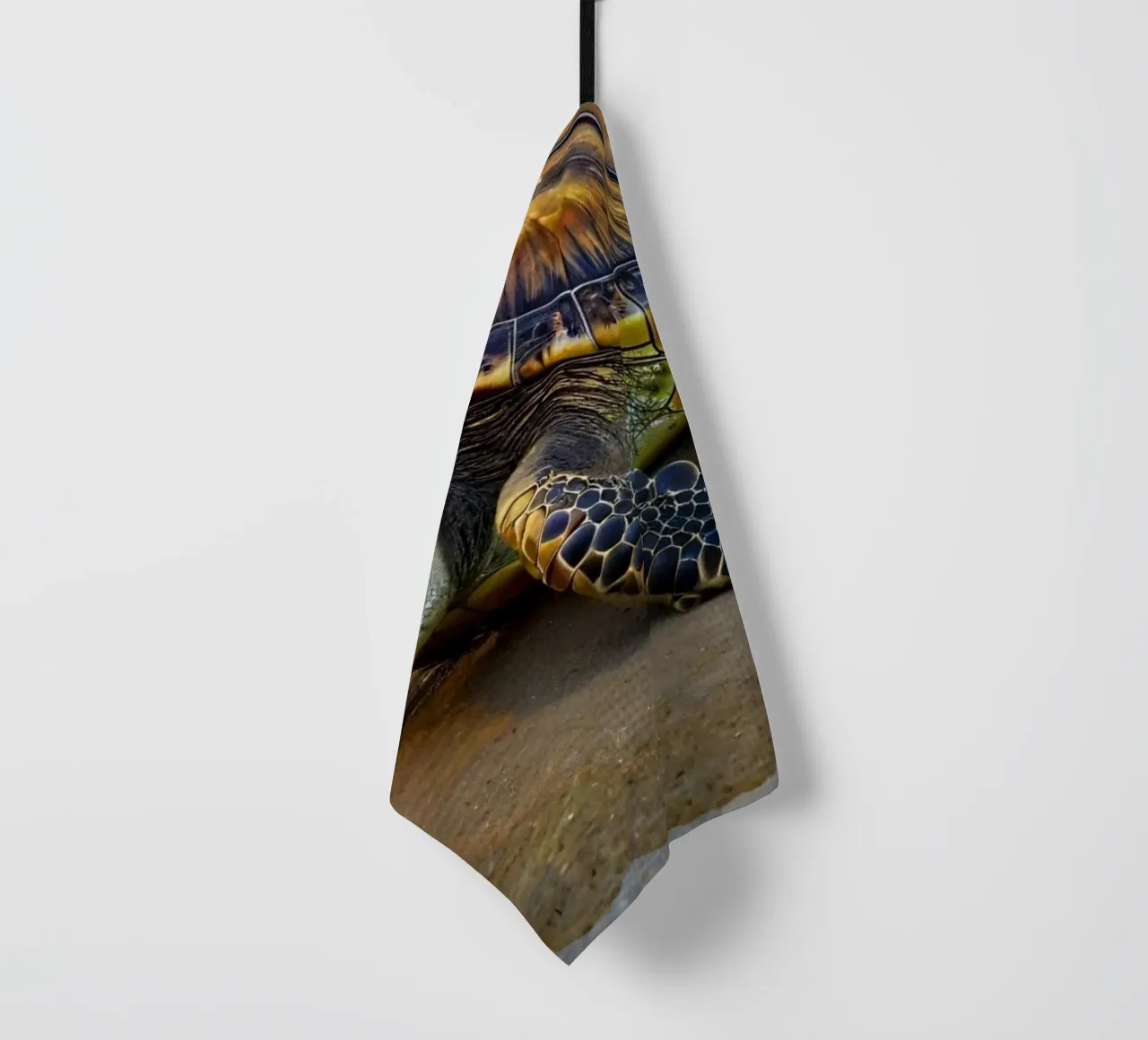 Une tortue de mer rampant sur la plage de sable lors d'une journée colorée. torchon de DesignDoodle