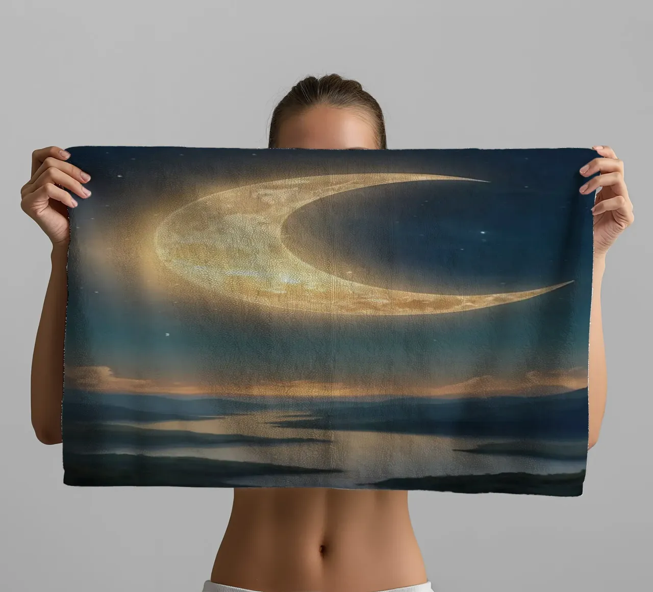 Un atardecer tranquilo con una luna creciente luminosa iluminando toalla de baño de DesignDoodle