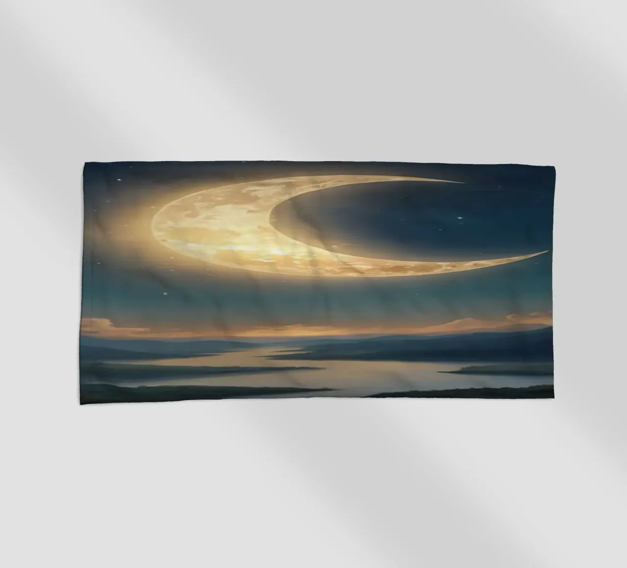 Un atardecer tranquilo con una luna creciente luminosa iluminando toalla de playa de DesignDoodle